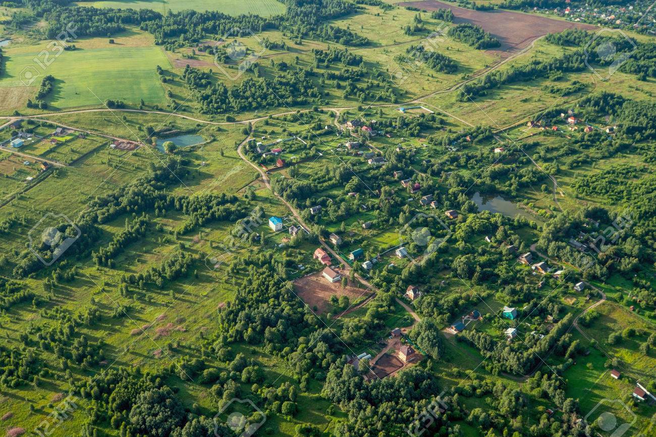 여름에 작은 마을. 버드 아이 뷰 로열티 무료 사진, 그림, 이미지 그리고 스톡포토그래피. Image 44155196