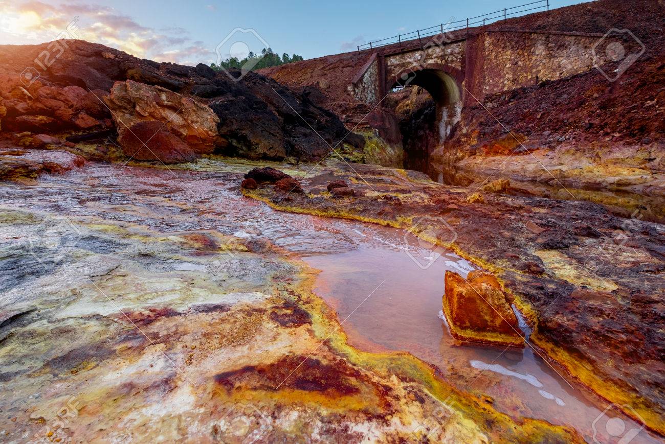 리오 틴토 - 빨간 물 강은 산화철을 많이 가지고 있기 때문이다. 스페인. 로열티 무료 사진, 그림, 이미지 그리고 스톡포토그래피.  Image 50229114