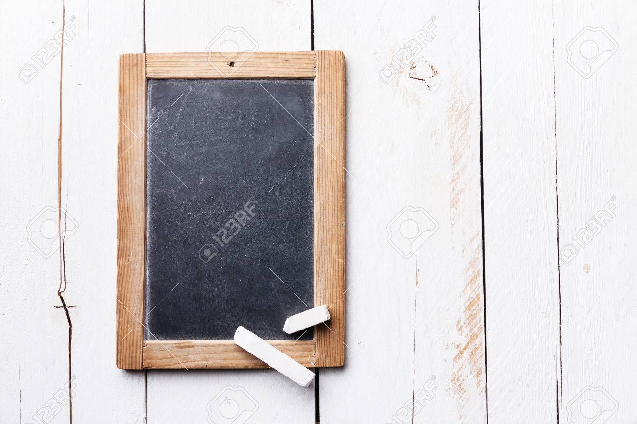 Vintage Bord Ardoise Craie A La Craie Sur Fond Blanc En Bois Banque D Images Et Photos Libres De Droits Image Vintage Bord Ardoise Craie A La Craie Sur Fond Blanc En Bois Banque D Images Et Photos Libres De Droits Image