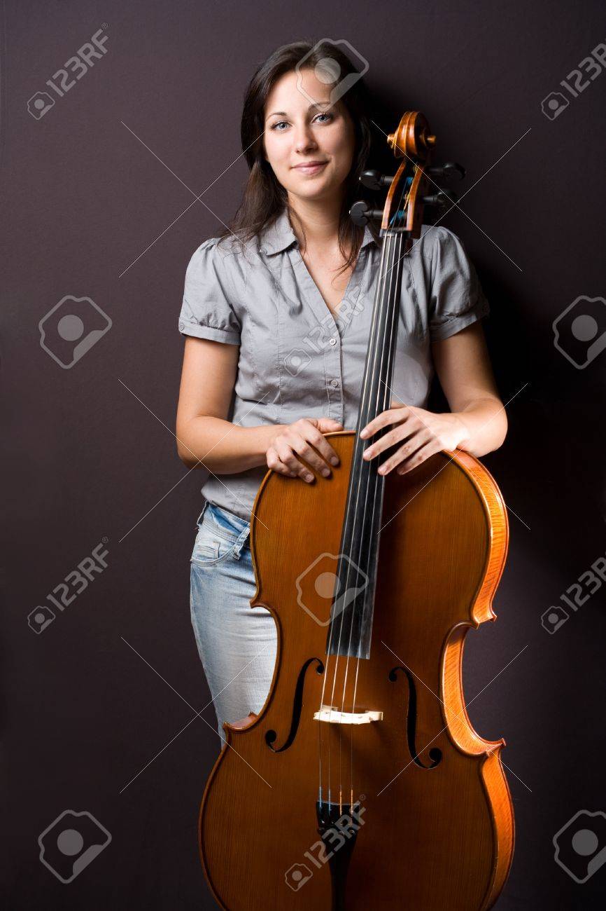 チェロの彼女の豪華な若いクラシックの音楽家女性の肖像画 の写真素材 画像素材 Image チェロの彼女の豪華な若いクラシックの音楽家女性の肖像画 の写真素材 画像素材 Image