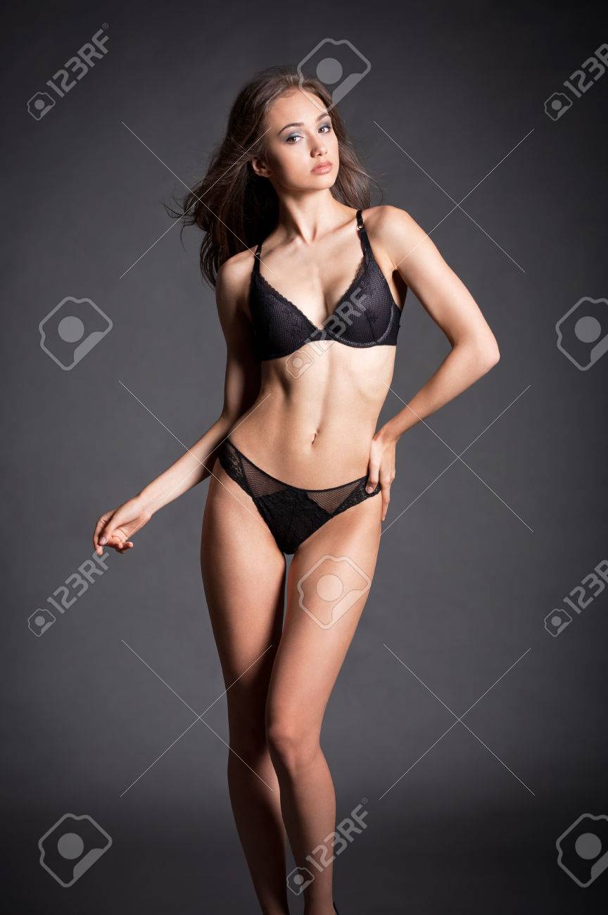 フィットの細身の官能的なランジェリーのブルネットの女性の肖像画 の写真素材 画像素材 Image