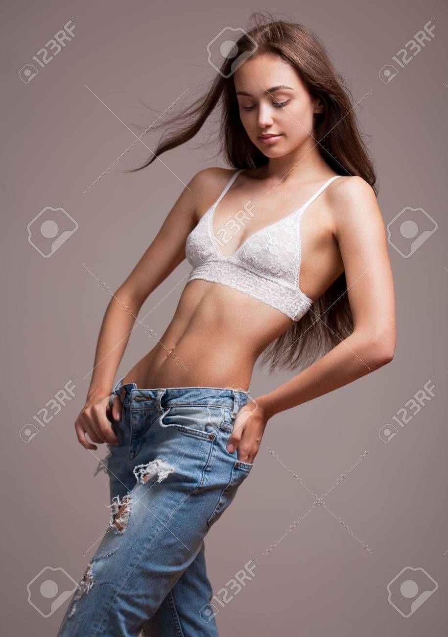 ジーンズで細身美しい若い女性の肖像画 の写真素材 画像素材 Image
