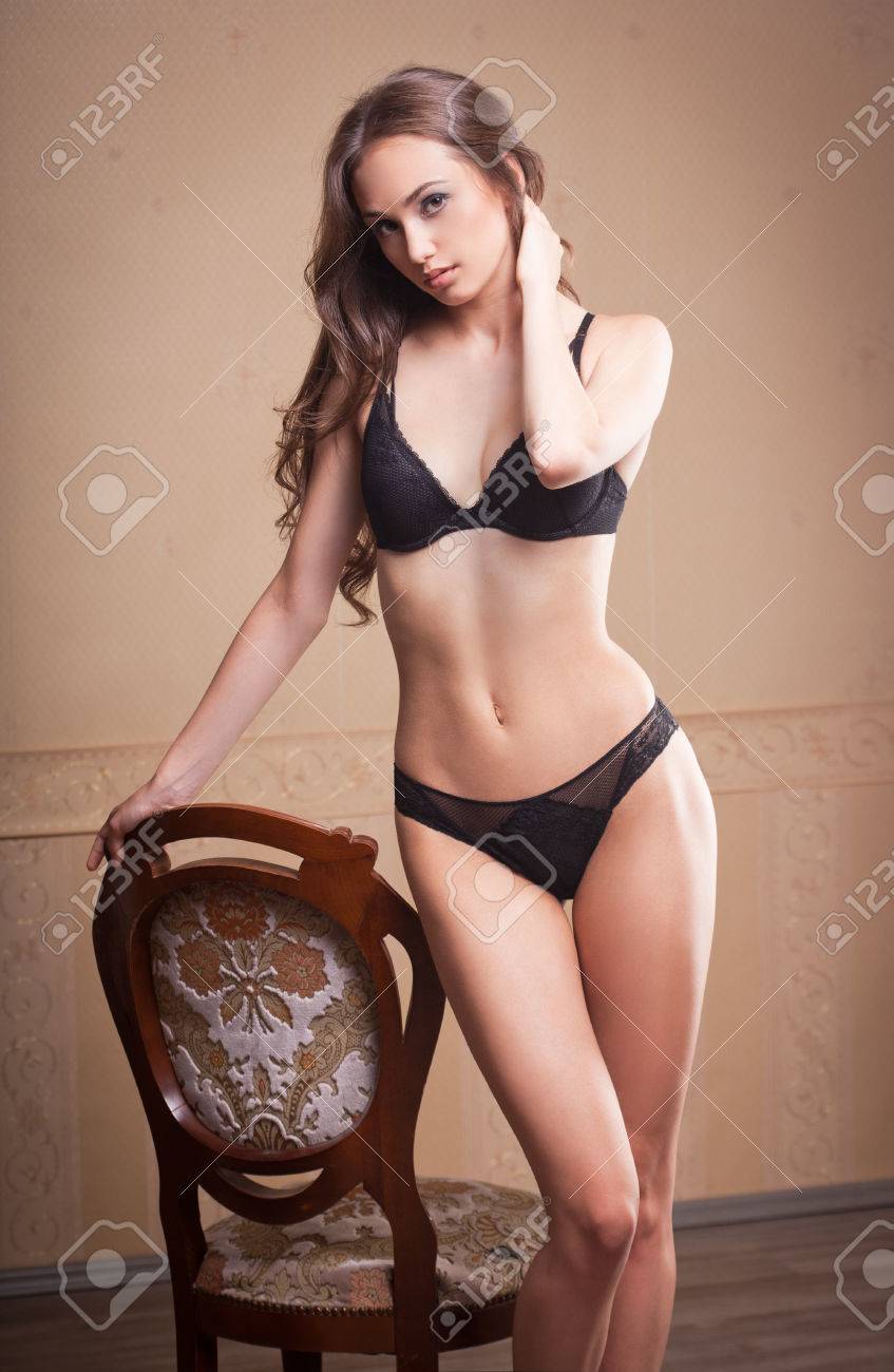 フィットの細身の官能的なランジェリーのブルネットの女性の肖像画 の写真素材 画像素材 Image