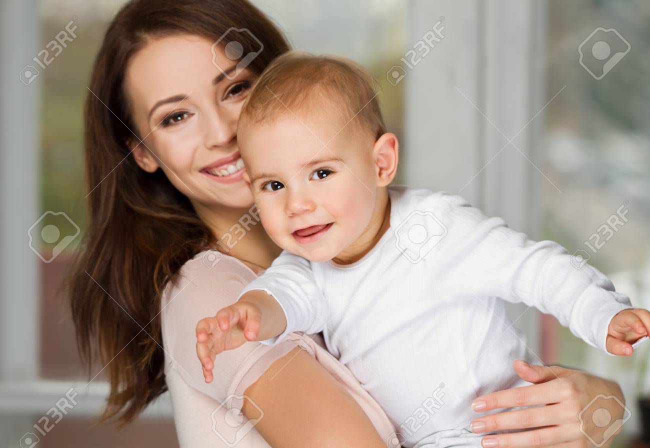 Portrait De La Belle Jeune Maman Avec Son Bebe Banque D Images Et Photos Libres De Droits Image Portrait De La Belle Jeune Maman Avec Son Bebe Banque D Images Et Photos Libres De Droits Image