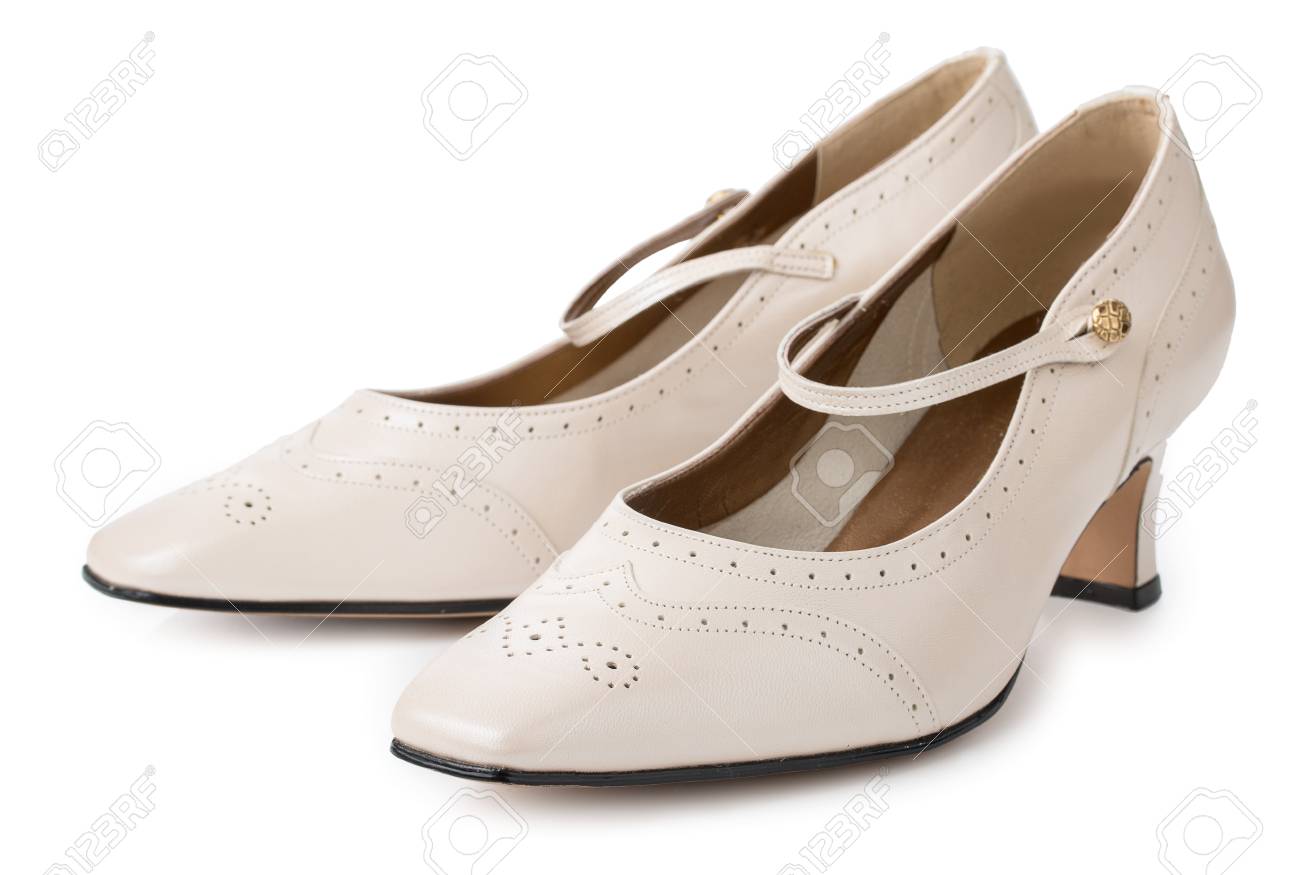 Banque d\u0027images , Paire de chaussures femme à talons beiges isolés sur un fond blanc. Cuir véritable, style vintage.