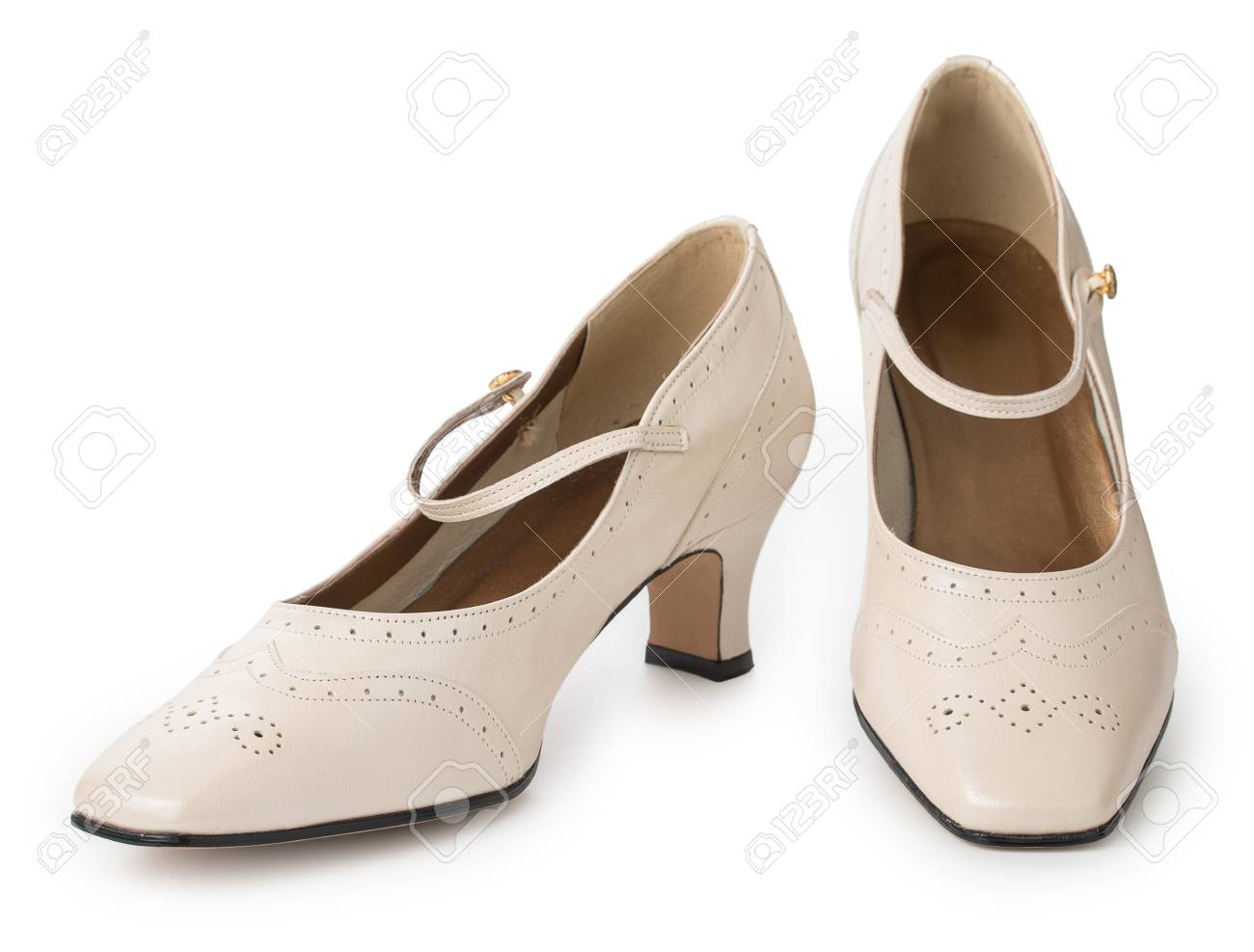 Banque d\u0027images , Paire de chaussures femme à talons beiges isolés sur un fond blanc. Cuir véritable, style vintage.