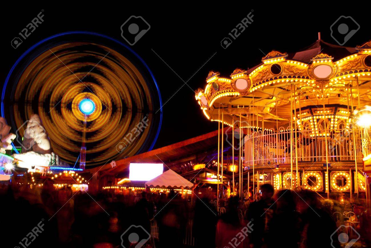 遊園地　露出 遊園地の乗り物や夜の車輪の長い露出写真の写真素材・画像素材 Image 17208732