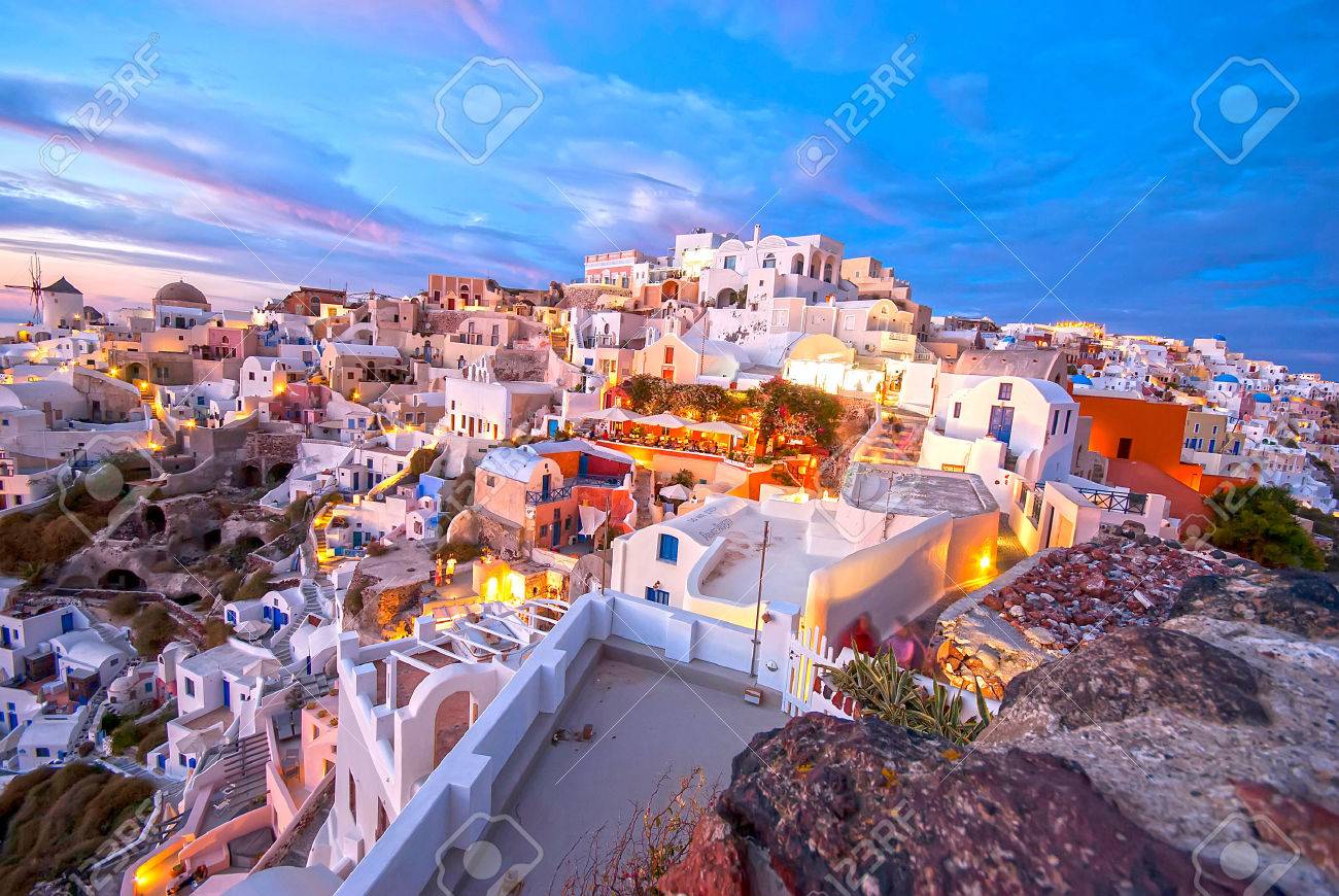 美しいロマンチックな夕日で有名なサントリーニ島イア ギリシャ の写真素材 画像素材 Image