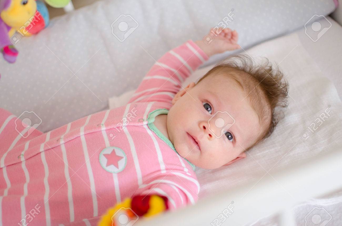 小さなかわいい赤ちゃん女の子がベッドで遊んで の写真素材 画像素材 Image 小さなかわいい赤ちゃん女の子がベッドで遊んで の写真素材 画像素材 Image