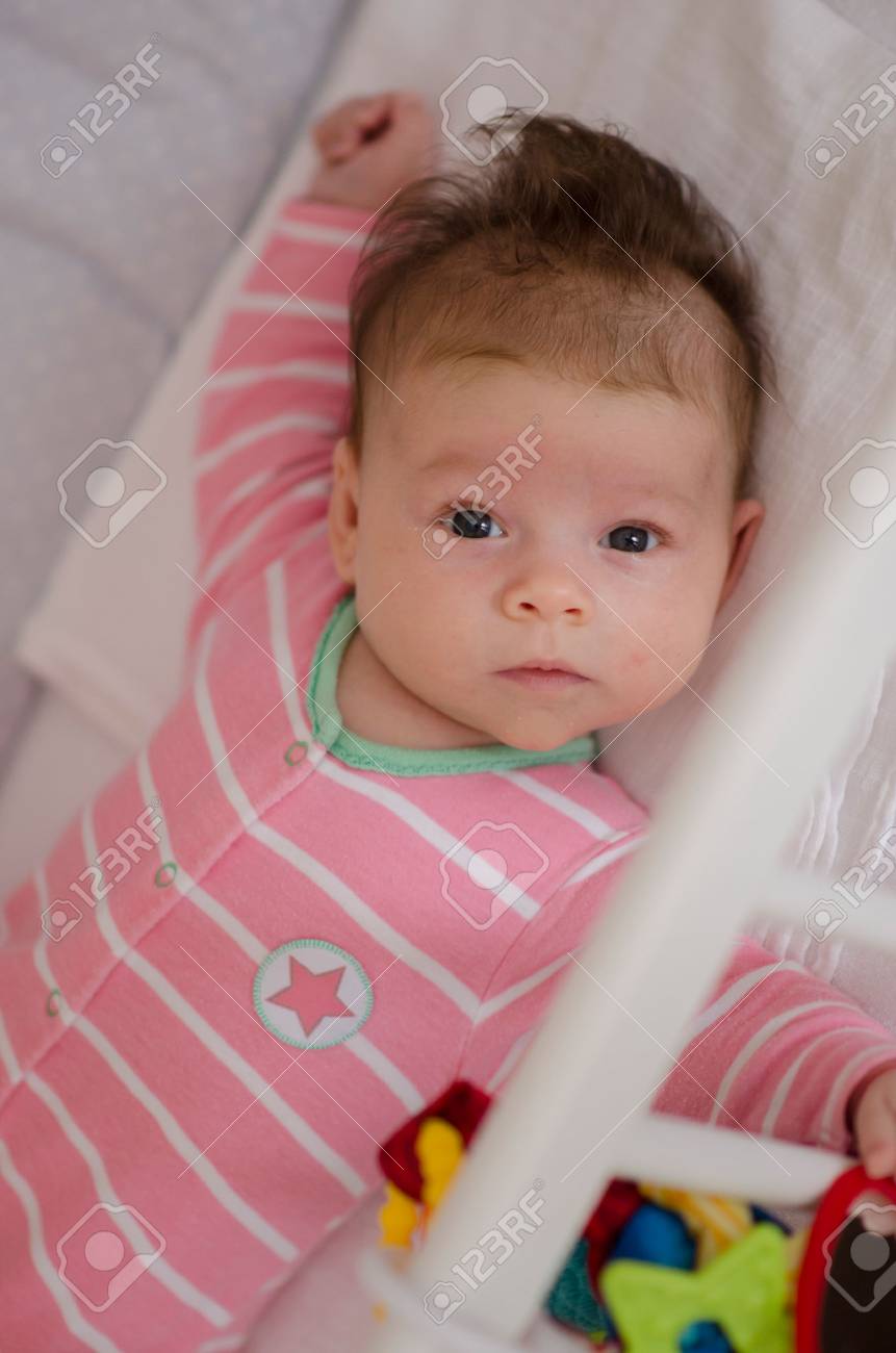 Mignon Petit Bebe Fille Jouant Dans Un Lit Banque D Images Et Photos Libres De Droits Image