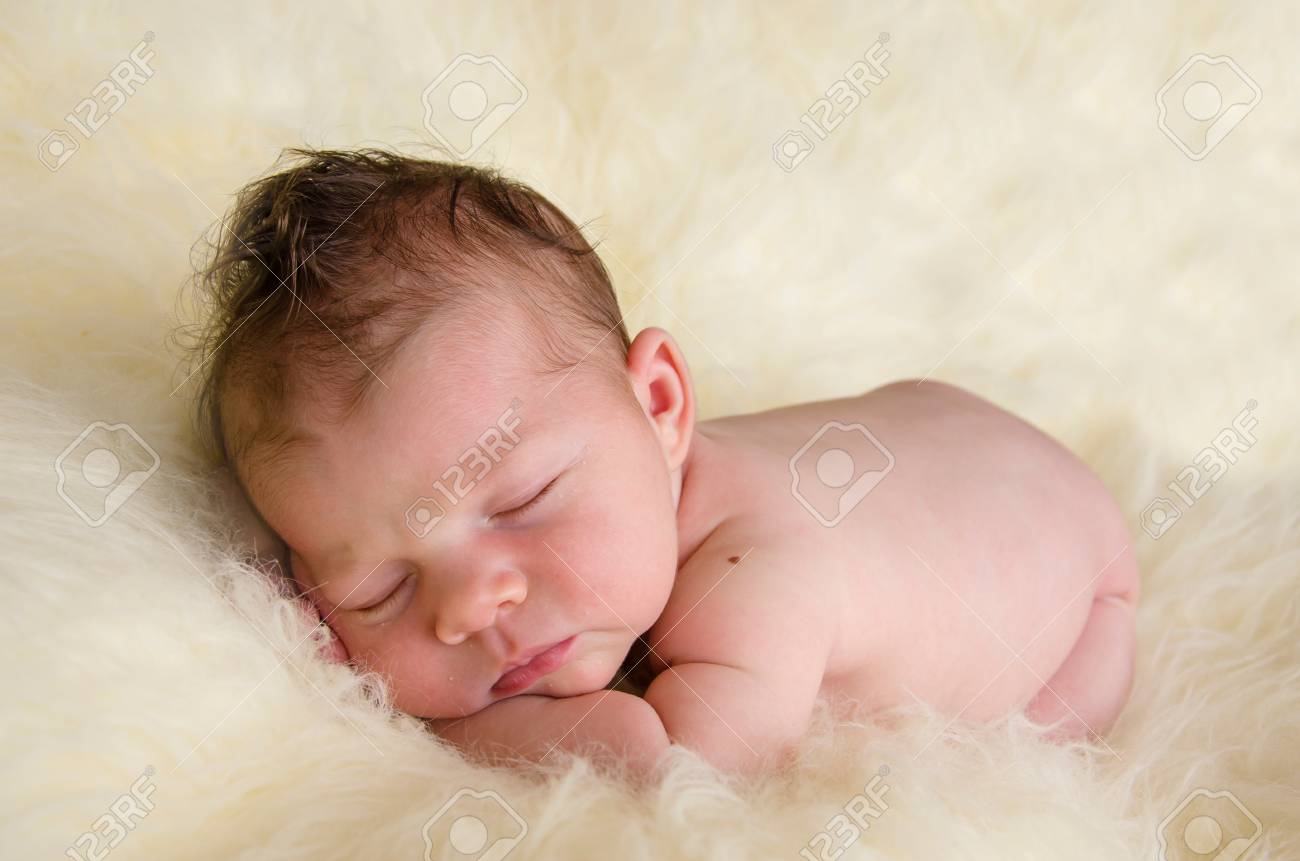 Beau Bebe Nouveau Ne Fille Dort Paisiblement Banque D Images Et Photos Libres De Droits Image
