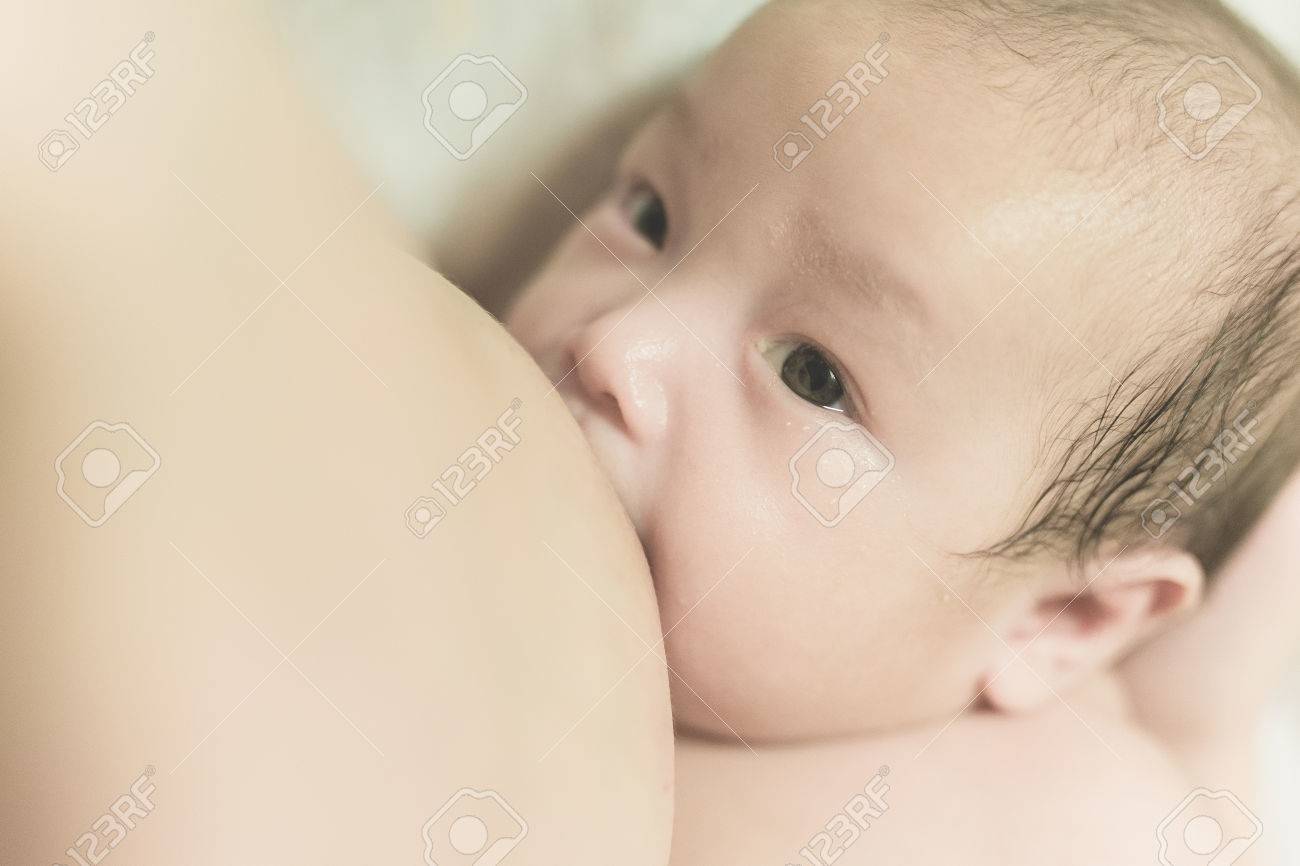 ママのおっぱい授乳　フォト 