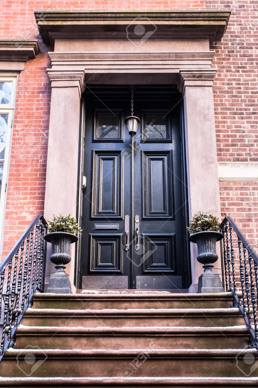 ニューヨーク市のアパートの建物の住宅の家典型的な入り口のドア の写真素材 画像素材 Image