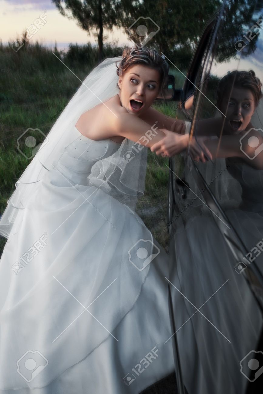 夕方 黒い車に誘拐される白いドレスの花嫁を怖がってください の写真素材 画像素材 Image