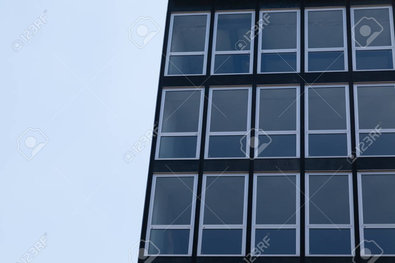 Teil Burogebaude Fenster In Rahmen Mit Blauem Himmel Und Kopie Raum Lizenzfreie Fotos Bilder Und Stock Fotografie Image 29085785