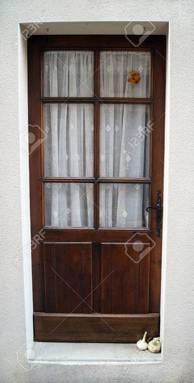 Braune Tur Mit Knoblauch Vor Der Haustur Lizenzfreie Fotos Bilder Und Stock Fotografie Image