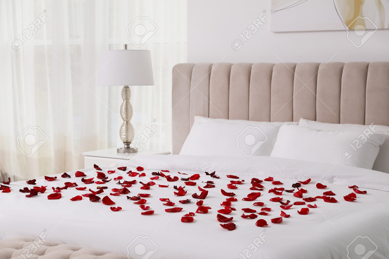 赤いバラのベッドカバー(未完成品です) LAURA ASHLEY（ローラアシュレイ） ベッドカバー シングル 2点セット