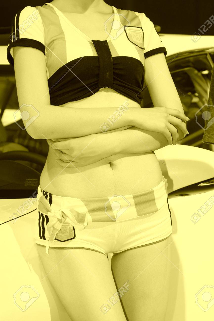 Pantalones Cortos De Cintura Desnuda Modelos De Automóviles, Primer Plano De La Fotos, Retratos, Imágenes Y Fotografía De Archivo Libres De Derecho. Image 73913070.