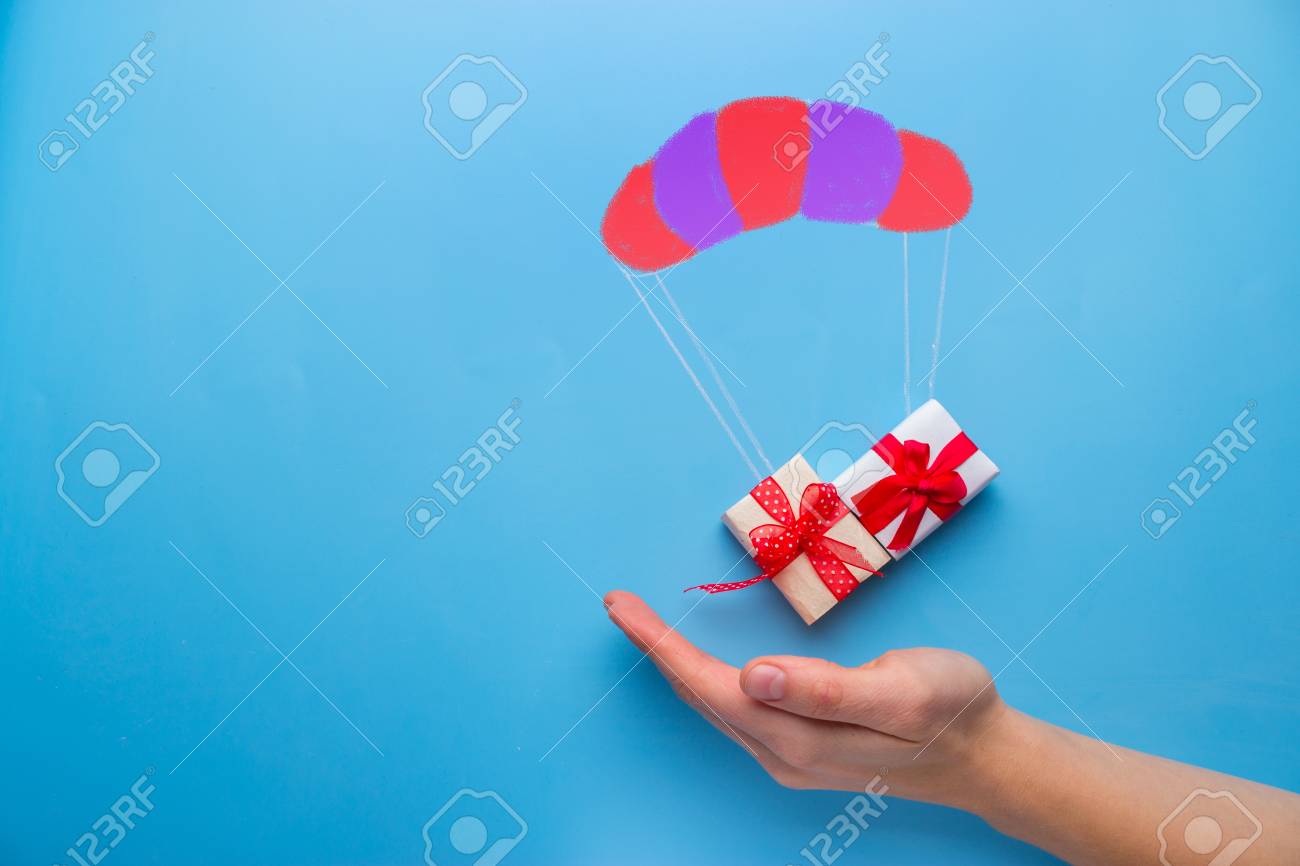 beautiful gift box falling down with parachute - 99220032 beautiful gift box falling down with parachute - 99220032