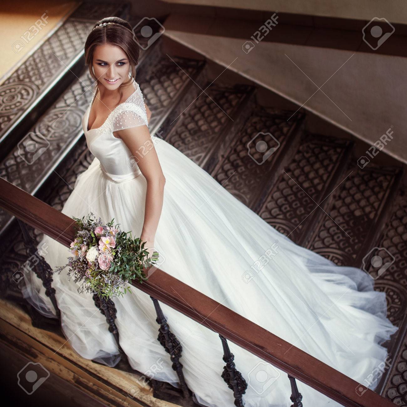 階段にドレスを結婚式の女の子 上からの眺め の写真素材 画像素材 Image 階段にドレスを結婚式の女の子 上からの眺め の写真素材 画像素材 Image