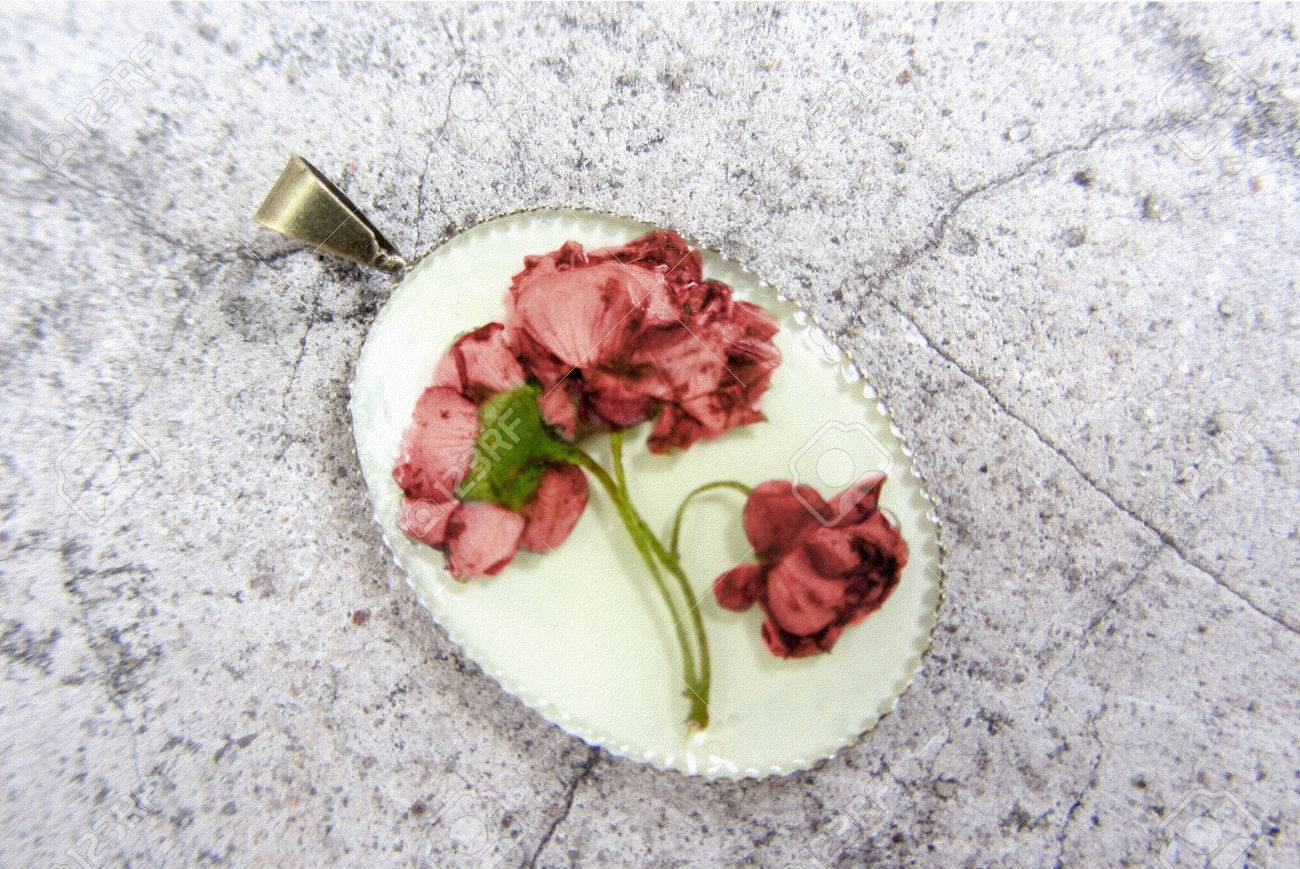 エポキシ樹脂の花で美しいペンダントです 女性の手作りのジュエリー アクセサリー の写真素材 画像素材 Image エポキシ樹脂の花で美しいペンダントです 女性の手作りのジュエリー アクセサリー の写真素材 画像素材 Image