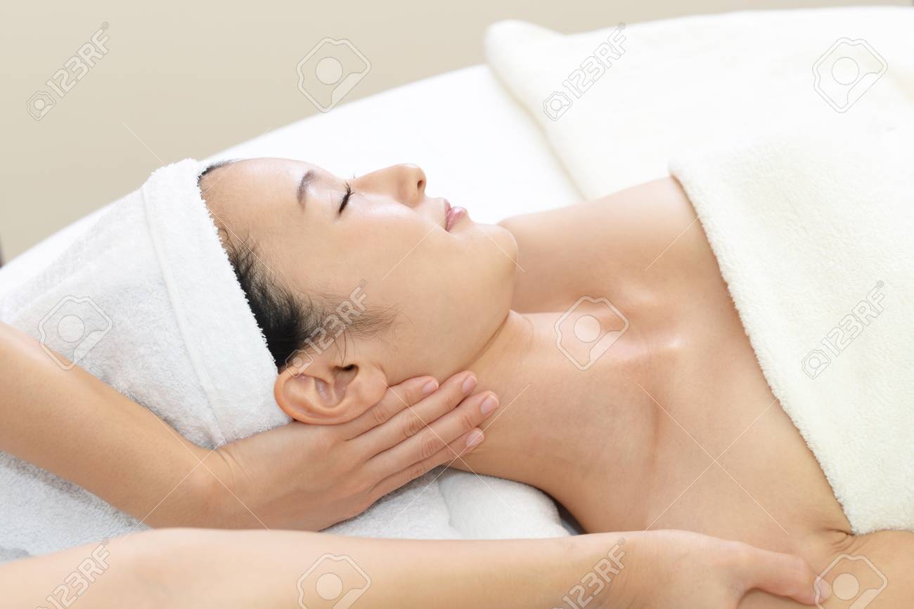 女性のボディ マッサージを取得 の写真素材 画像素材 Image