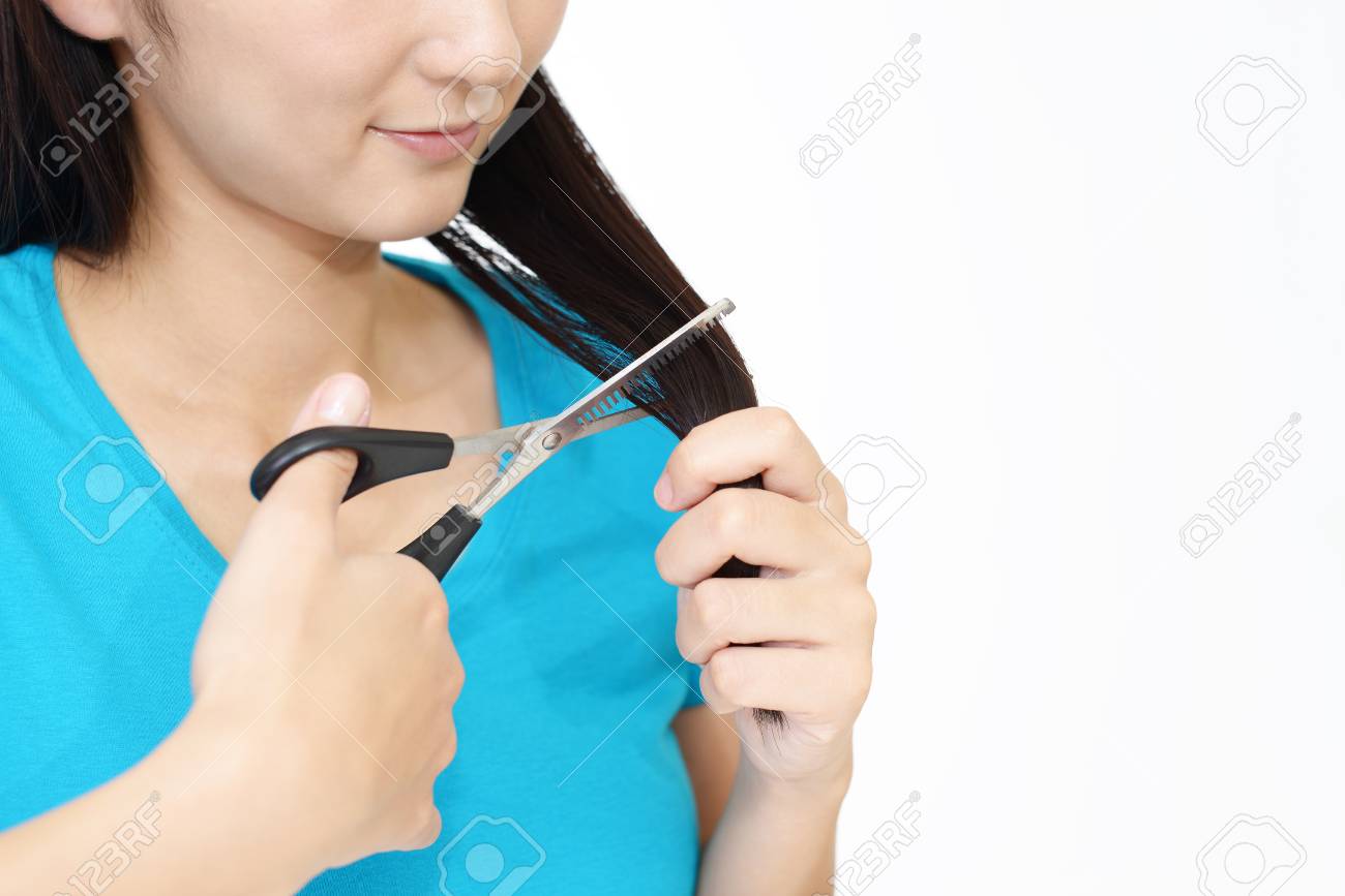 はさみで自分の髪を切る女性 の写真素材 画像素材 Image