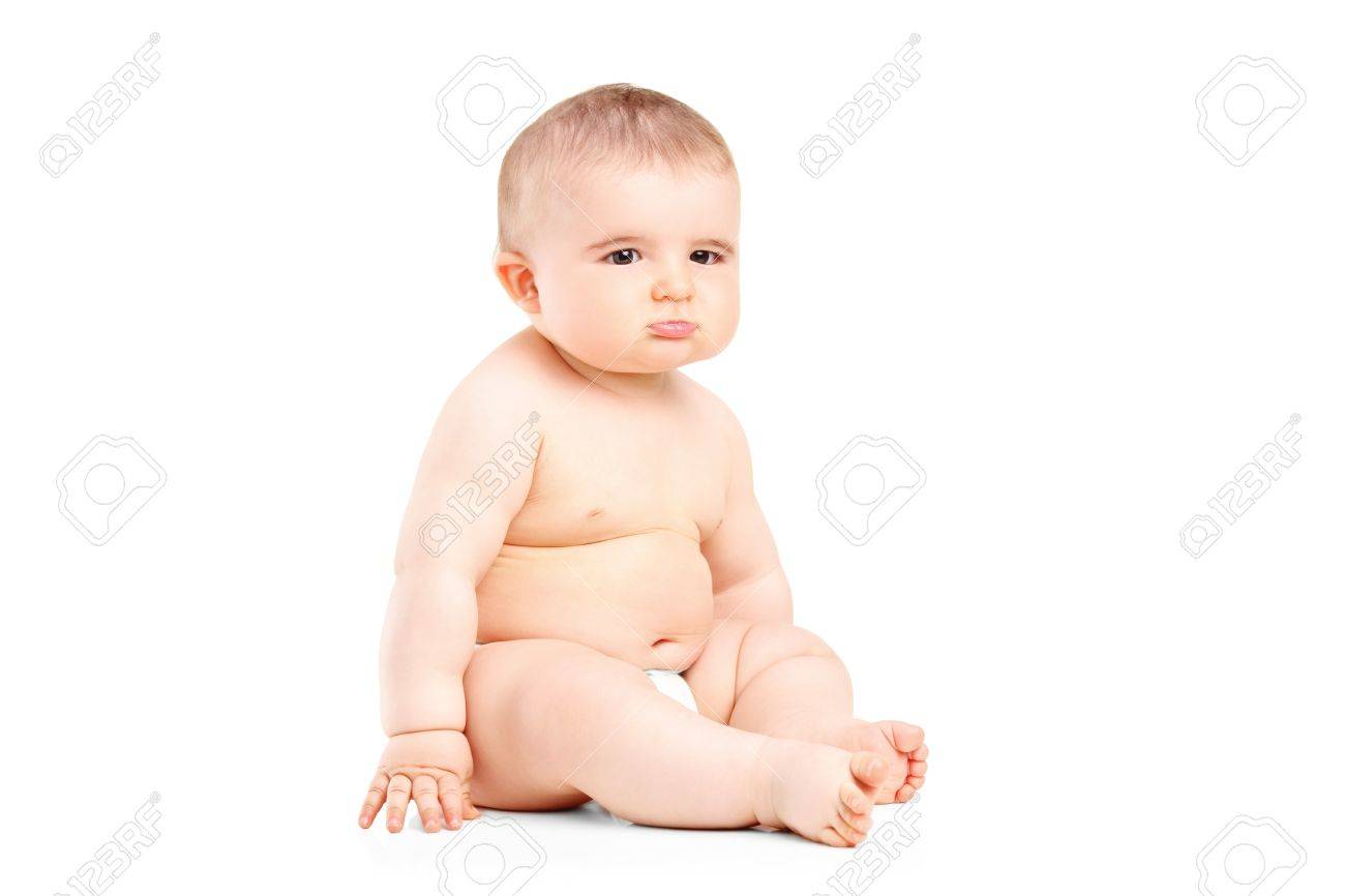 Un Bebe De 9 Mois Dans Les Couches Seance Isole Sur Fond Blanc Banque D Images Et Photos Libres De Droits Image