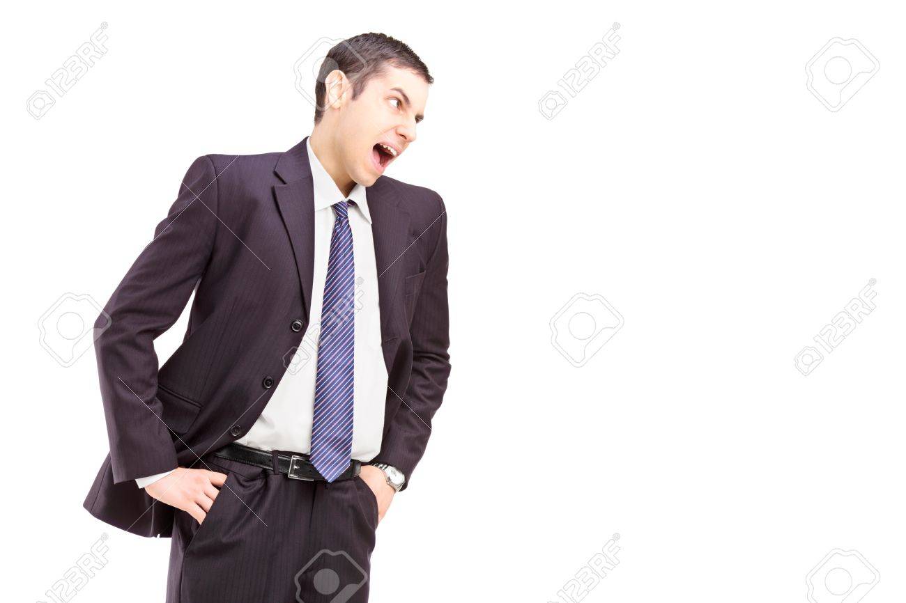白い背景で隔離のスーツ叫びで怒っている若い男 の写真素材 画像素材 Image