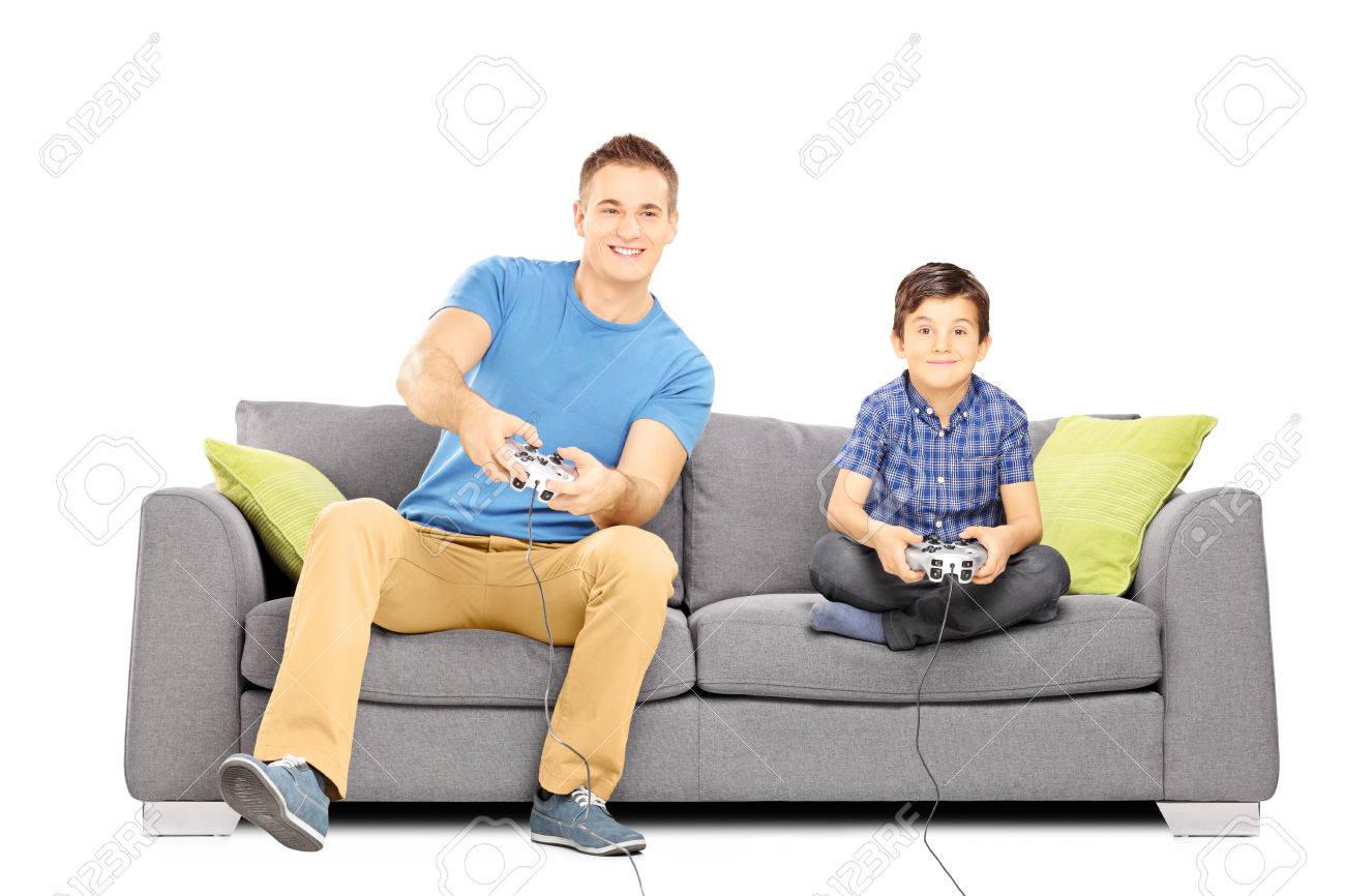 ビデオゲームは 白い背景で隔離のソファに座っている 2 人の兄弟 の写真素材 画像素材 Image ビデオゲームは 白い背景で隔離のソファに座っている 2 人の兄弟 の写真素材 画像素材 Image