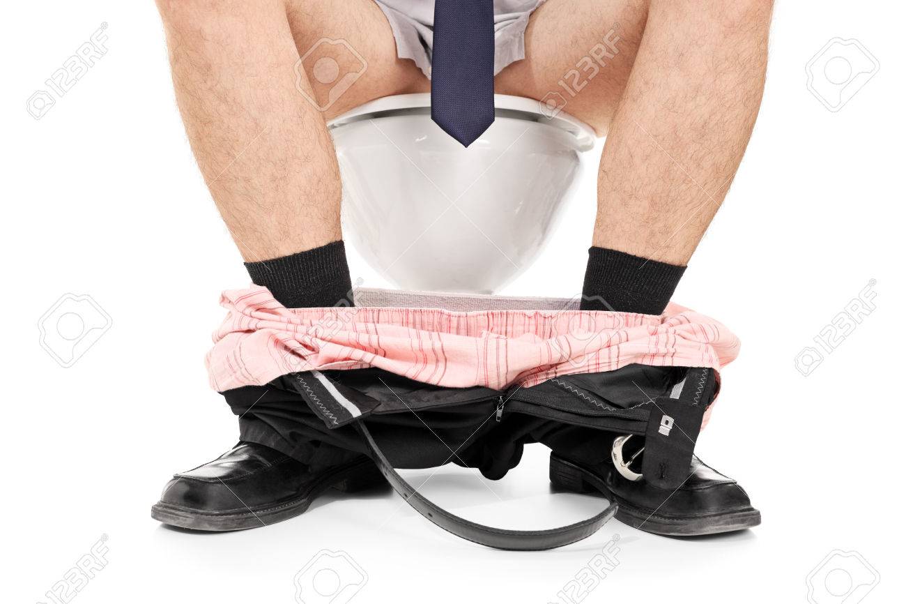 L'homme Sur Pantalon Avec Baissé Blanc Isolé Fond Une Assis Le Toilette F3l1cTJK