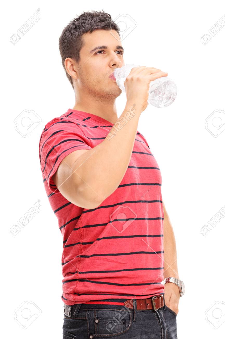 白い背景に分離されたペットボトルから水を飲む若い男の垂直ショット の写真素材 画像素材 Image 白い背景に分離されたペットボトルから水を飲む若い男の垂直ショット の写真素材 画像素材 Image