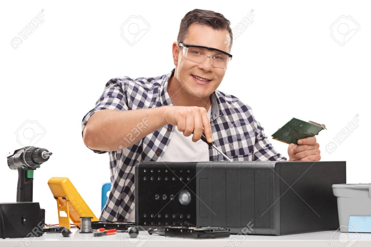 Bureau Blanc Cassé : Jeune réparateur de pc fixant un ordinateur de bureau cassé isolé
