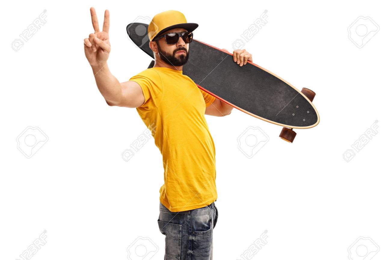 Coole Skater Kerl Ein Longboard Und Macht Ein Friedenszeichen Mit Der Hand Isoliert Auf Weissem Hintergrund Lizenzfreie Fotos Bilder Und Stock Fotografie Image 59887179
