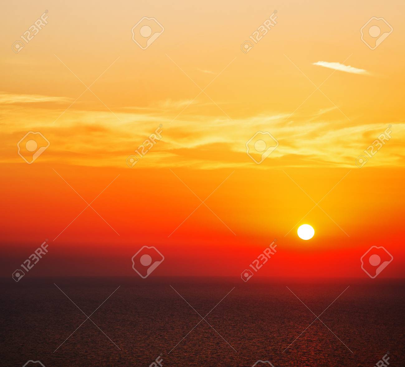 サントリーニ島ギリシャの夕日と空の地中海紅海 の写真素材 画像素材 Image サントリーニ島ギリシャの夕日と空の地中海紅海 の写真素材 画像素材 Image