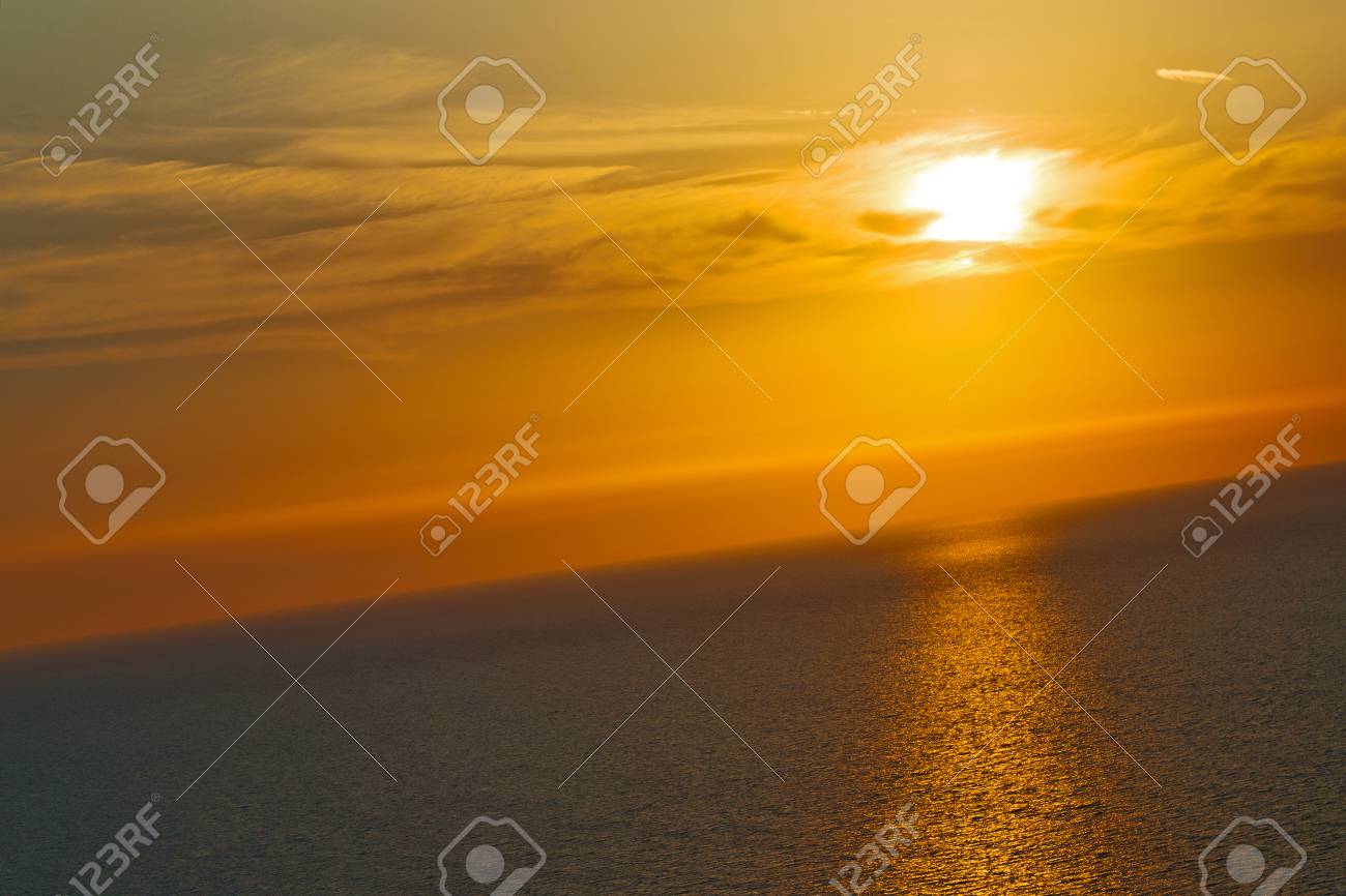 サントリーニ島ギリシャの夕日と空の地中海紅海 の写真素材 画像素材 Image