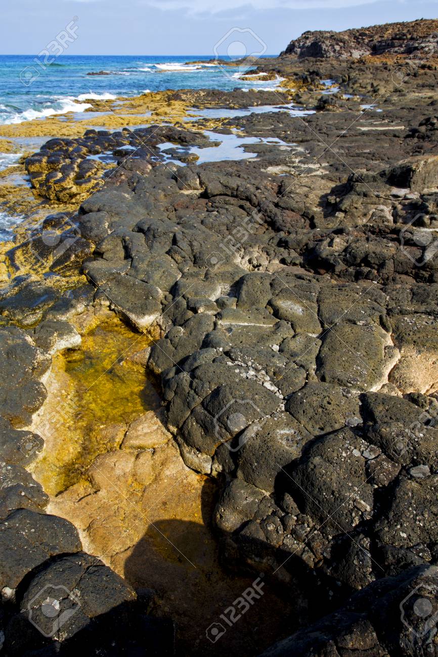 In Lanzarote Schaum Kuste Spanien Teich Stein Himmel Wolke Strand Wasser Moschus Und Sommer Lizenzfreie Fotos Bilder Und Stock Fotografie Image