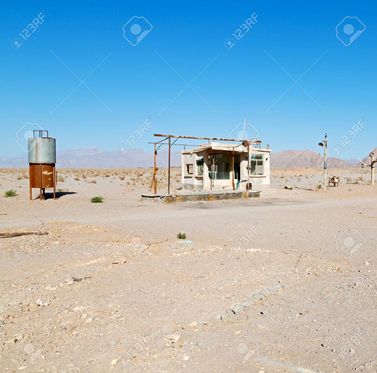 誰もイランの古いガソリン スタンド砂漠の山を背景に の写真素材 画像素材 Image
