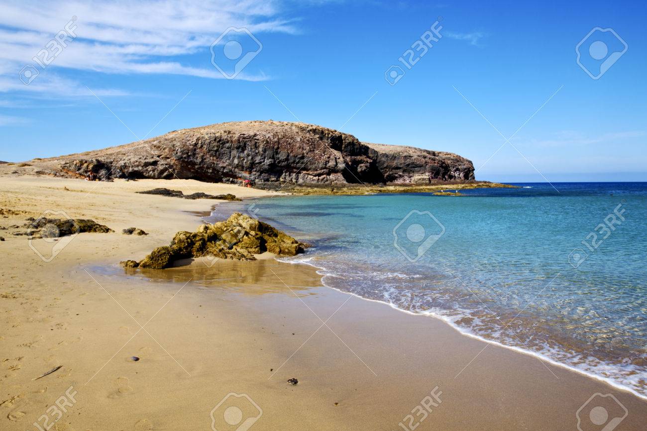 Wasser In Lanzarote Kuste Schaum Spanien Teich Felsen Stein Himmel Wolke Strand Moschus Und Sommer Lizenzfreie Fotos Bilder Und Stock Fotografie Image
