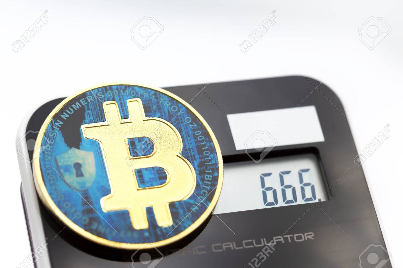 Cerca De Una Calculadora La Moneda De Bitcoin Como Concepto De Futuro E  Inversión 666 En La Pantalla Fotos, retratos, imágenes y fotografía de  archivo libres de derecho. Image 115918184