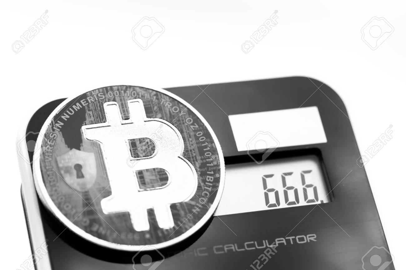 Cerca De Una Calculadora La Moneda De Bitcoin Como Concepto De Futuro E  Inversión 666 En La Pantalla Fotos, retratos, imágenes y fotografía de  archivo libres de derecho. Image 115921862