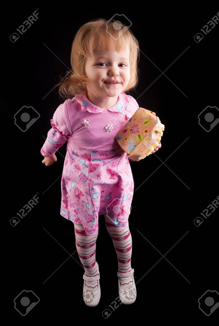 Portrait En Pied D Un Petit De 2 Ans Fille Debout Avec Sac A Main Sur Fond Noir Banque D Images Et Photos Libres De Droits Image