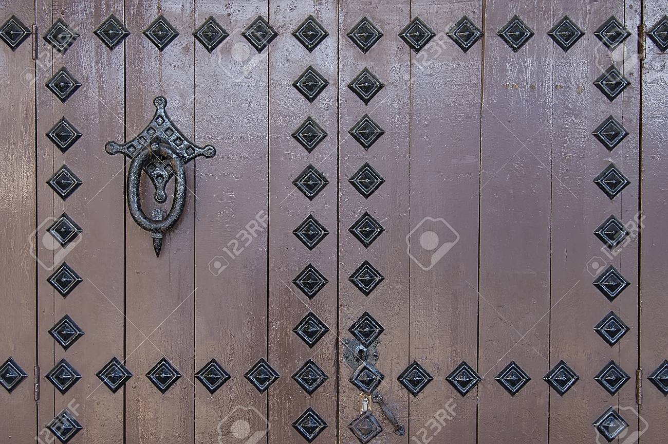 Alte Holztur Mit Metallelementen Schliessen Oben Lizenzfreie Fotos Bilder Und Stock Fotografie Image 83084827