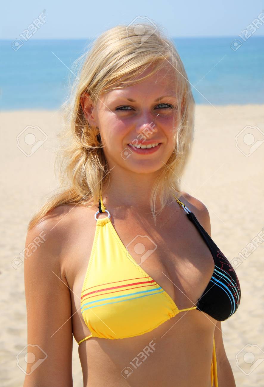 美少女 水着 ビーチでの水着姿の美少女。の写真素材・画像素材 Image 63696999