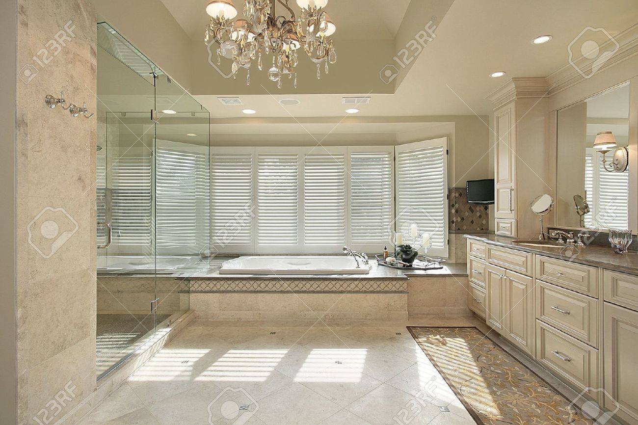 Maitre De Bain De Luxe Maison Avec Grande Baignoire Banque D Images Et Photos Libres De Droits Image 6760860