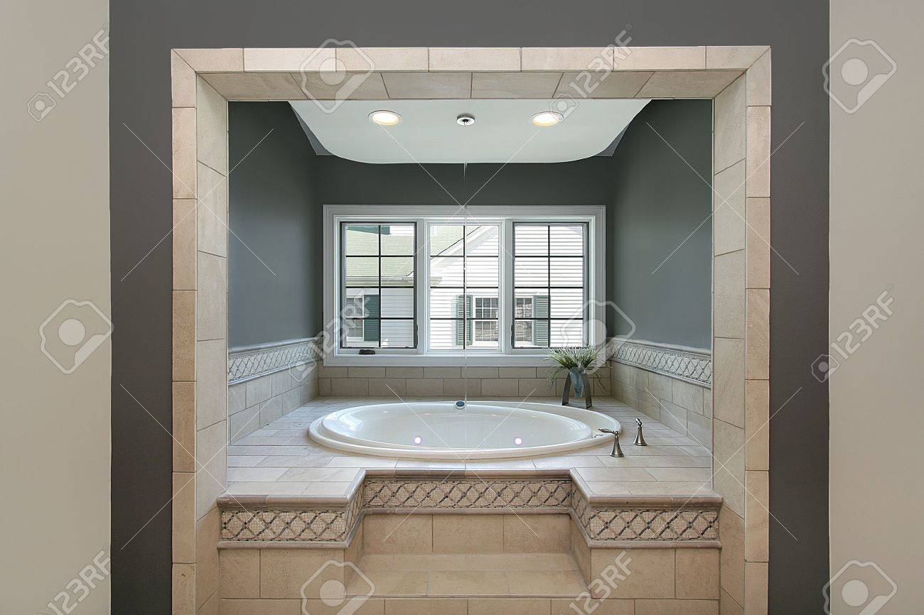 Grande Baignoire Circulaire Dans Un Bain De Maitre De Luxe Banque D Images Et Photos Libres De Droits Image 6738497