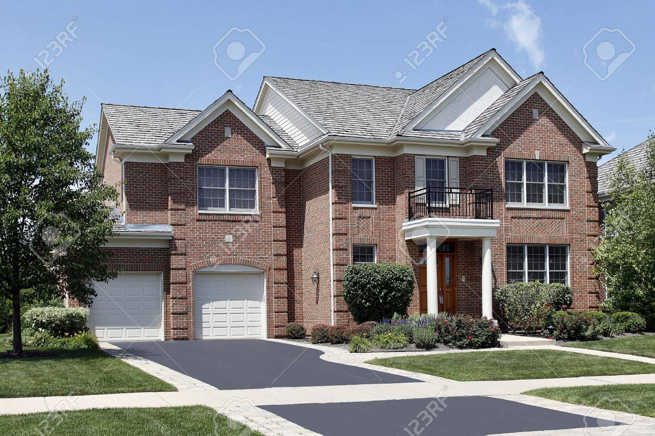 Ziegelhaus Mit Sauleneingang Und Frontbalkon Lizenzfreie Fotos