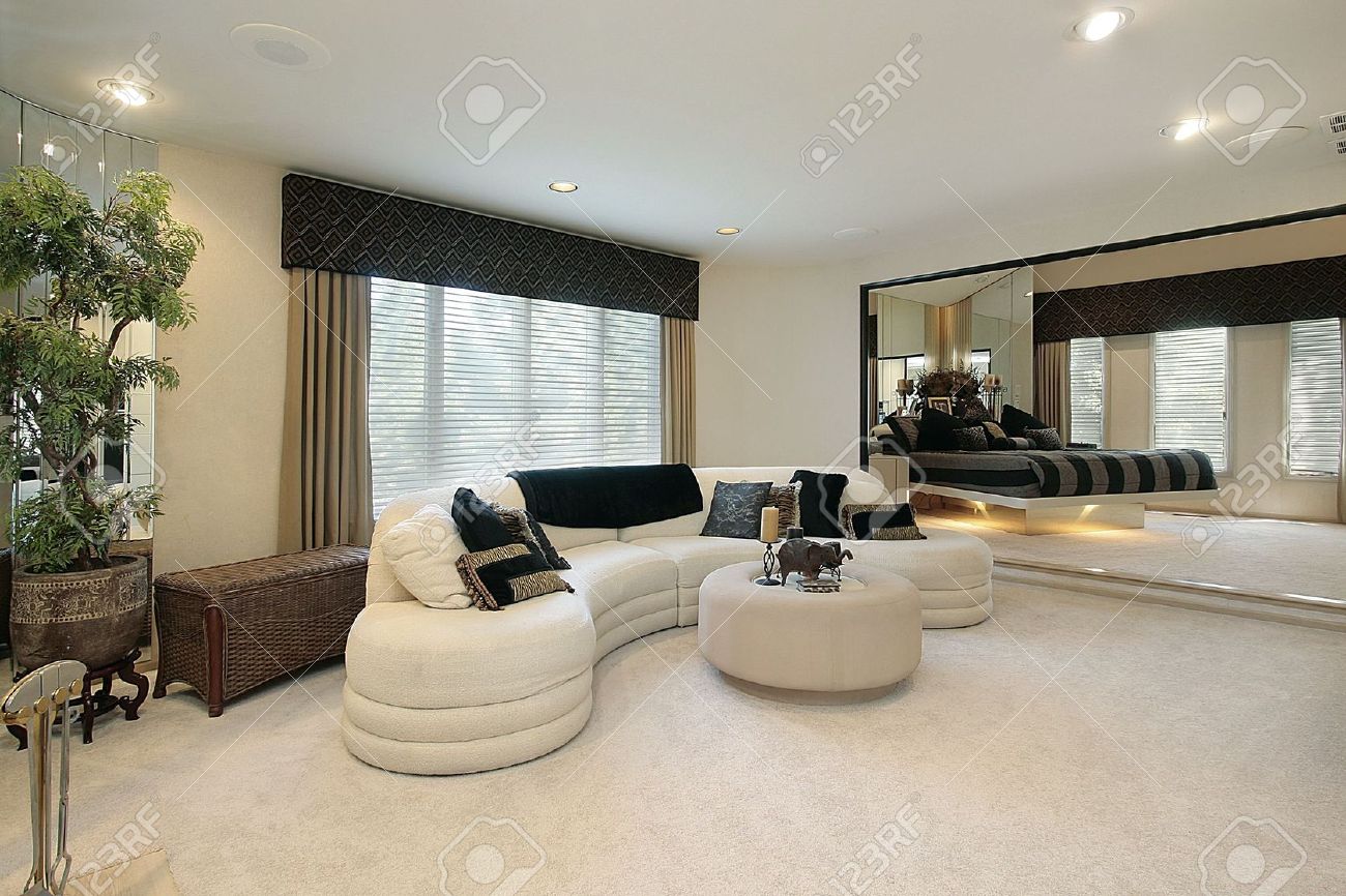 豪華な鏡張りの壁で家のリビング ルーム の写真素材 画像素材 Image