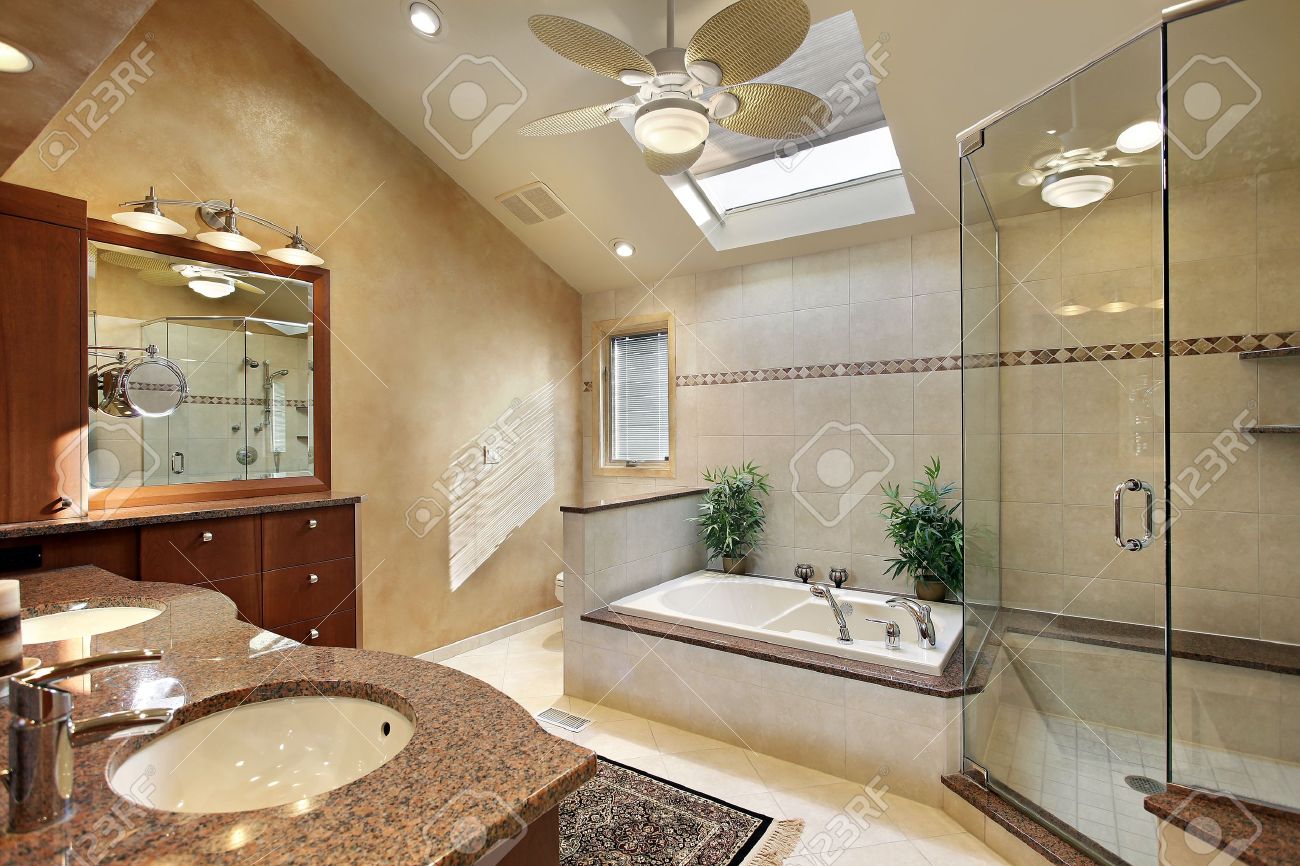 Renovation Salle De Bain Gex ~ bain de ma tre moderne avec douche de verre et de puits de lumi re Renovation Salle De Bain Gex ~ bain de ma tre moderne avec douche de verre et de puits de lumi re