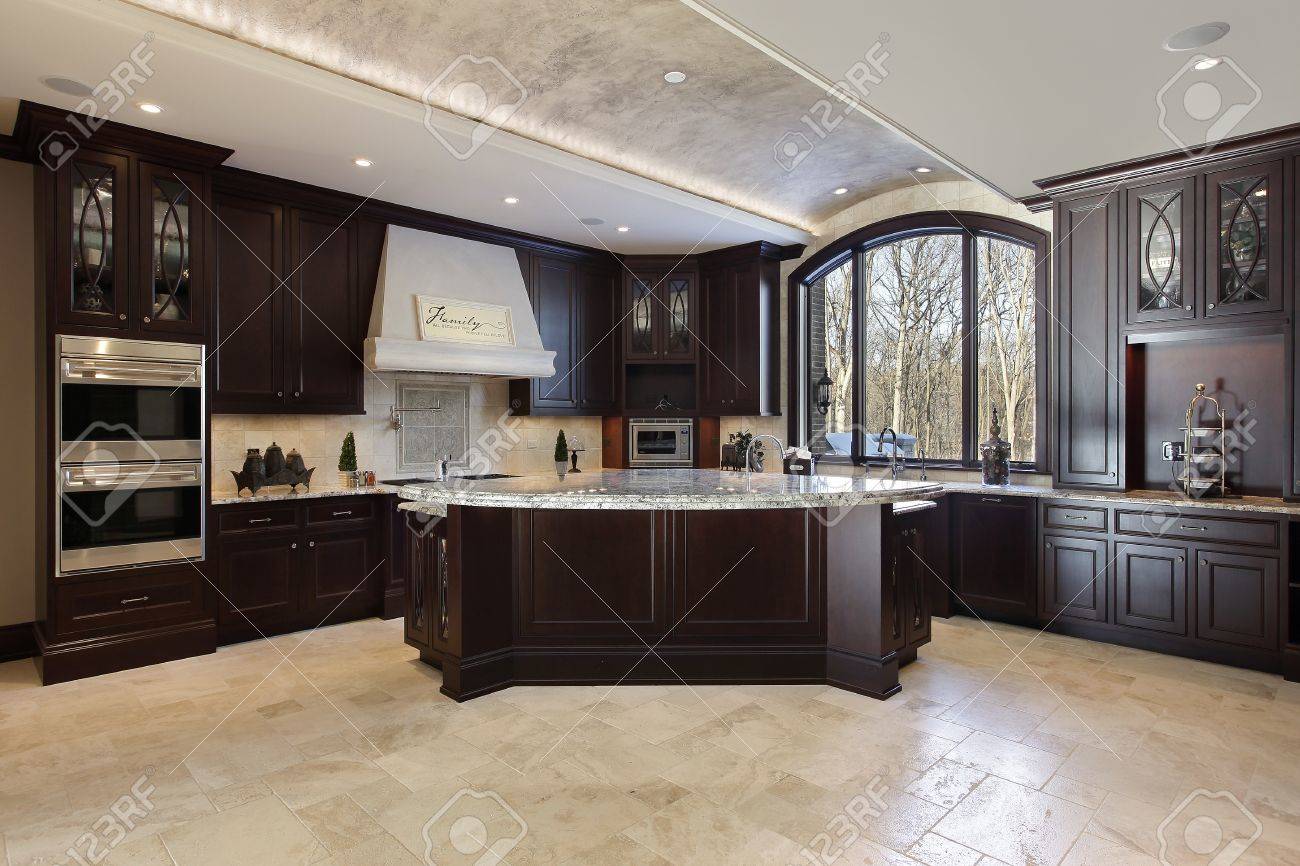 Grande cucina in casa con mobili di legno scuro di lusso foto ...
